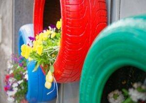 Leia mais sobre o artigo Floreiras com pneus: 10 ideias simples de fazer em casa!