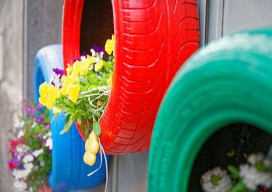 Você está visualizando atualmente Floreiras com pneus: 10 ideias simples de fazer em casa!
