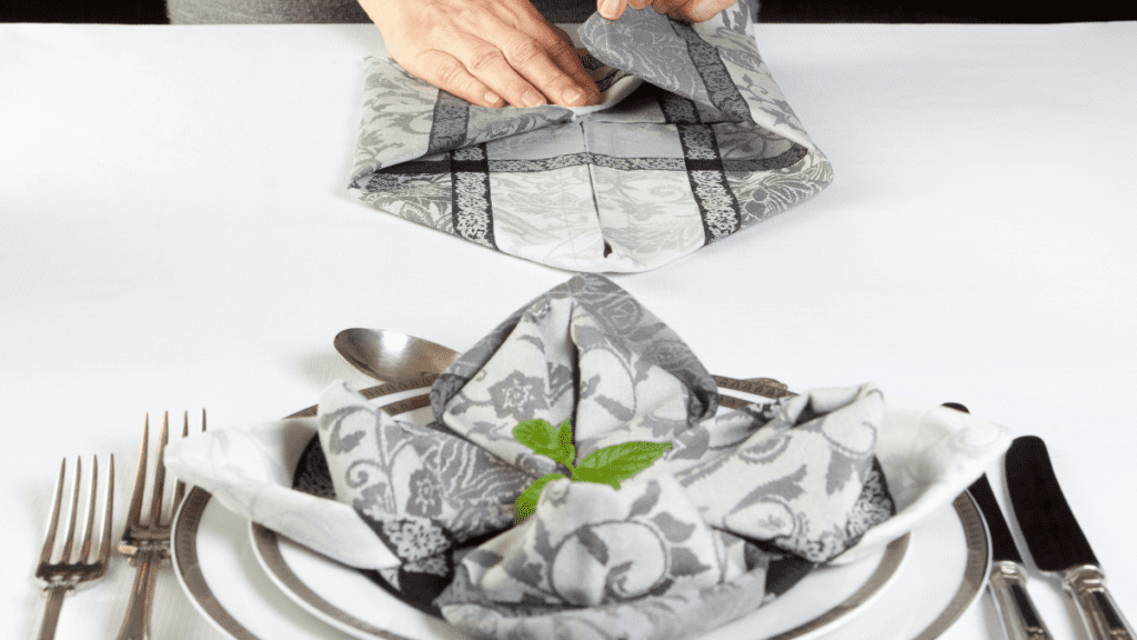 fold napkins